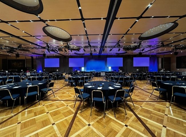 global consulting company staging and seating